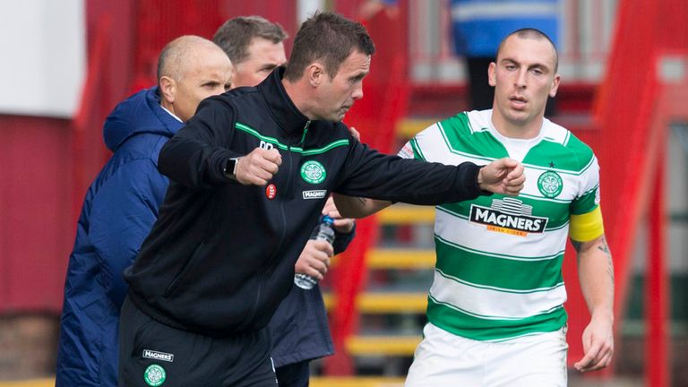 Celtic's Scott Brown talks to manager Ronny Deila during the Ladbrokes Premiership match at Fir Park, Motherwell.