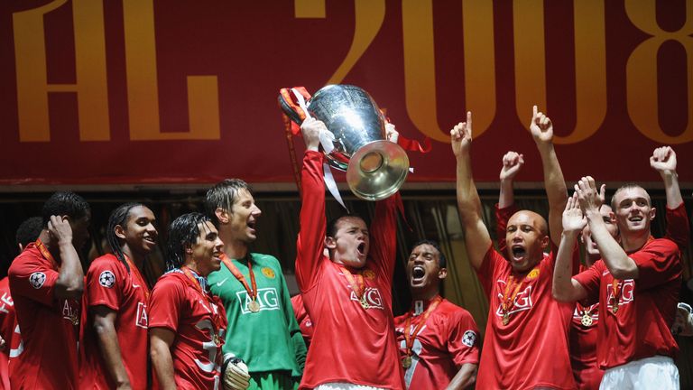 MOSCOW - MAY 21:  Wayne Rooney of Manchester United lifts the trophy following his team's 6-5 victory in the penalty shootout during the UEFA Champions Lea