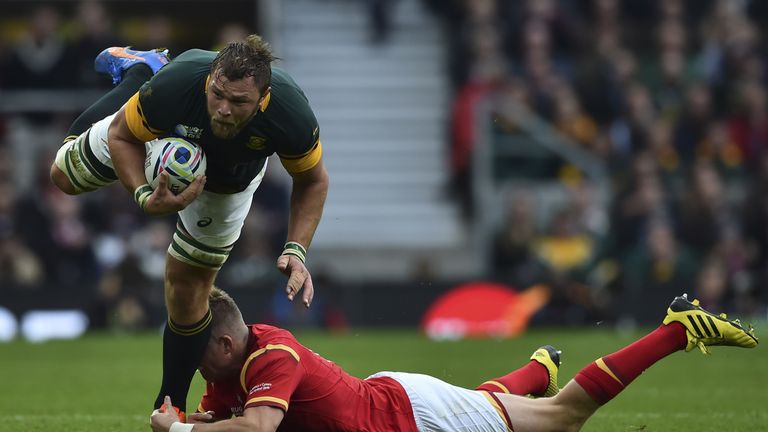 South Africa No 8 Duane Vermeulen evades the tackle of Gareth Anscombe