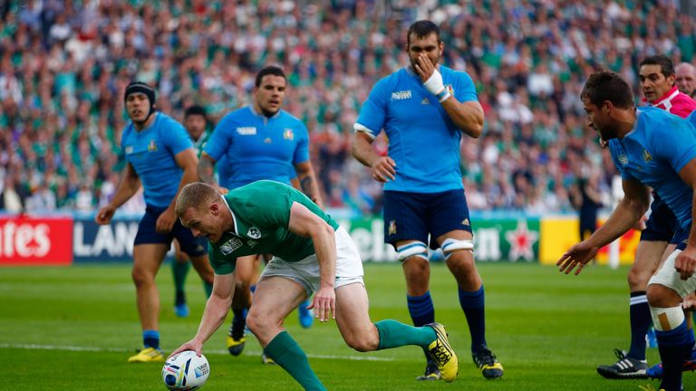 Keith Earls scores Ireland's only try against Italy