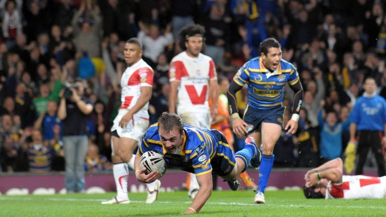 Lee Smith scores the winning try for Leeds in the 2009 Grand Final
