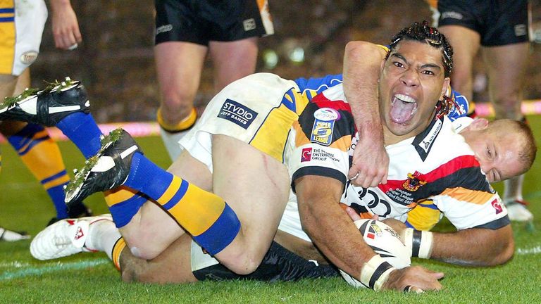 Bradford Bulls' Lesley Vainikolo scores a try while under pressure from Leeds Rhinos' Andrew Dunemann in the 2005 Grand Final