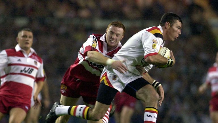 Wigan's Kris Radlinski tries to hang on to Bradford's Michael Withers during the 2001 Grand Final