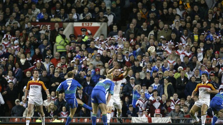 St Helens' Sean Long kicks the winning drop goal against Bradford in the 2002 Grand Final