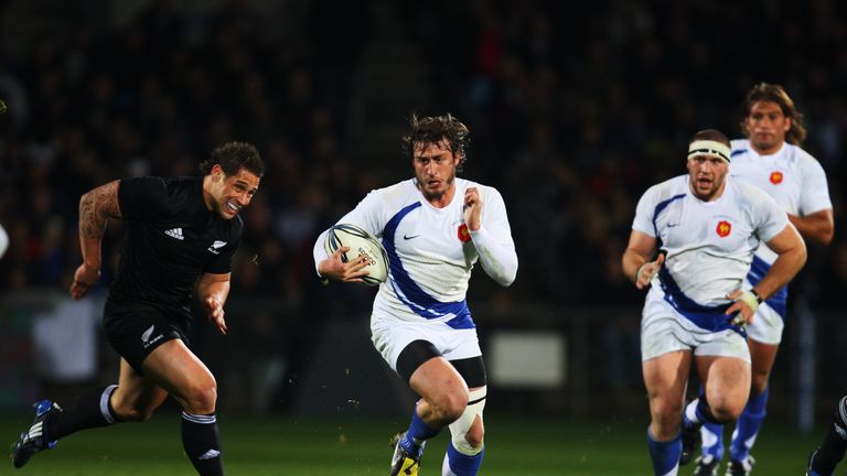 France full-back Maxime Medard breaks away from New Zealand's Luke McAlister to score an intercept try in 2009