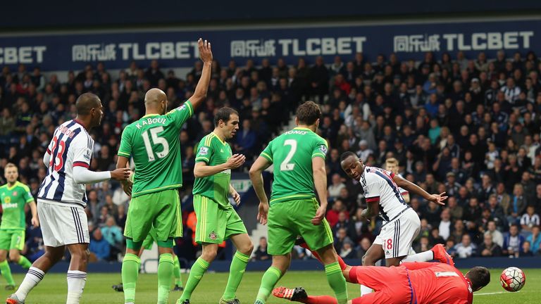 Saido Berahino (R) flicks the ball away from Sunderland goalkeeper Costel Pantilimon before poking in West Brom's winner