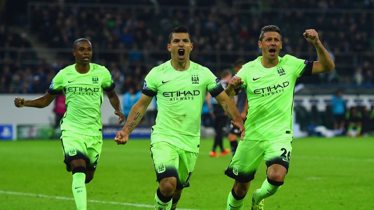 Martin Demichelis (R) celebrates Manchester City's late winner scored by Sergio Aguero (C)