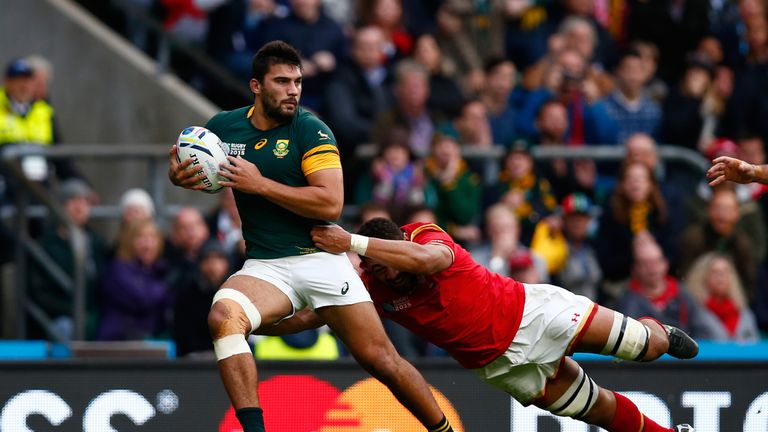 Damian De Allende breaks away from the tackle of Taulupe Faletau