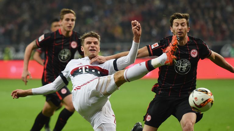 FRANKFURT AM MAIN, GERMANY - OCTOBER 30: Thomas Mueller (L) of Muenchen is challenged by David Abraham 
