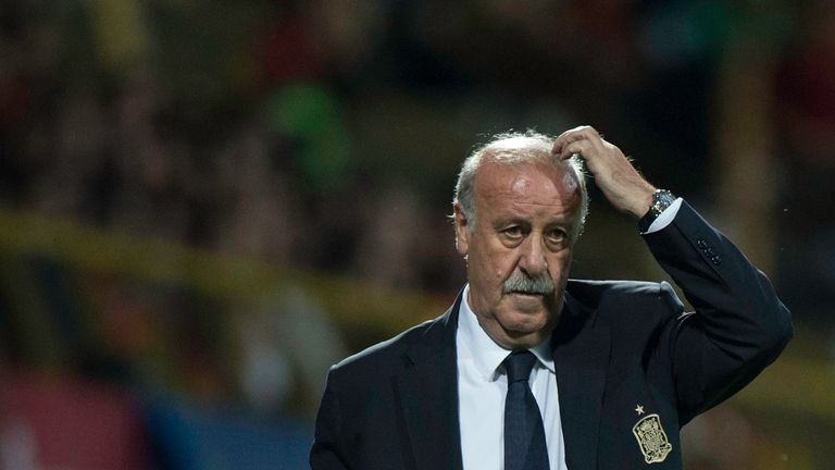 LEON, SPAIN - JUNE 11:  National coach Vicente del Bosque of Spain gestures during the international friendly match between Spain and Costa Rica at Reino d