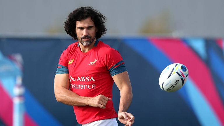 Victor Matfield passes the ball during a Springboks training session held at the Surrey Sports Park