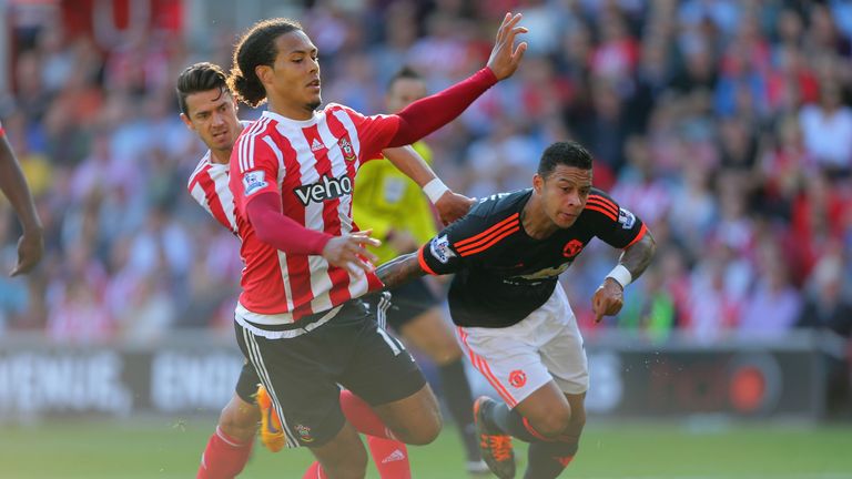 Memphis Depay of Manchester United in action with Virgil van Dijk of Southampton