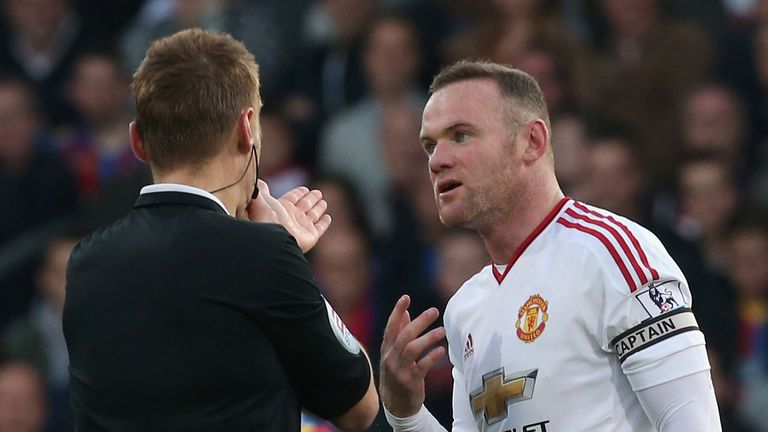 Wayne Rooney complains to referee Mike Jones 