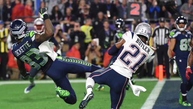 Malcolm Butler (R) intercepts a pass intended for Ricardo Lockette (L) late in the fourth quarter of Super Bowl XLIX 