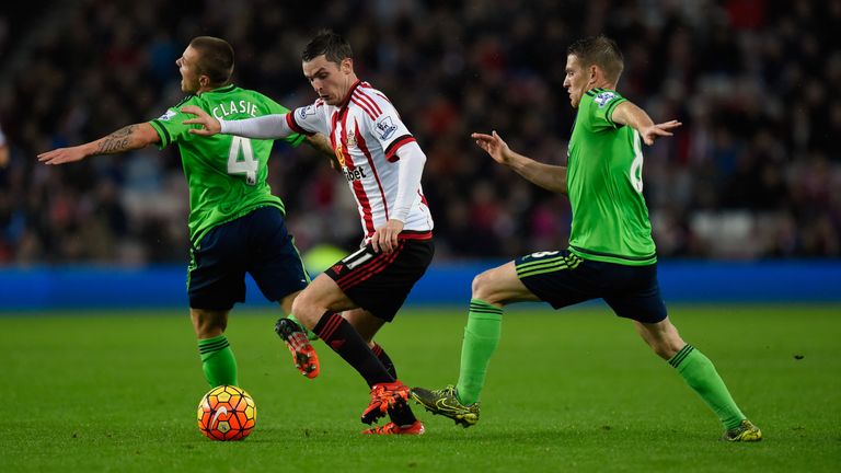 Sunderland player Adam Johnson (c) battles with Jordy Clasie (l) and Steven Davies during the match against Southampton