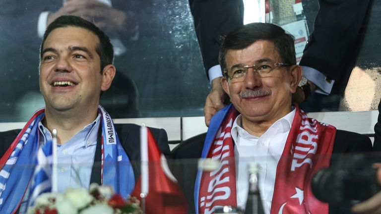 Greek Prime Minister Alexis Tsipras (L) and Turkish counterpart Ahmet Davutoglu