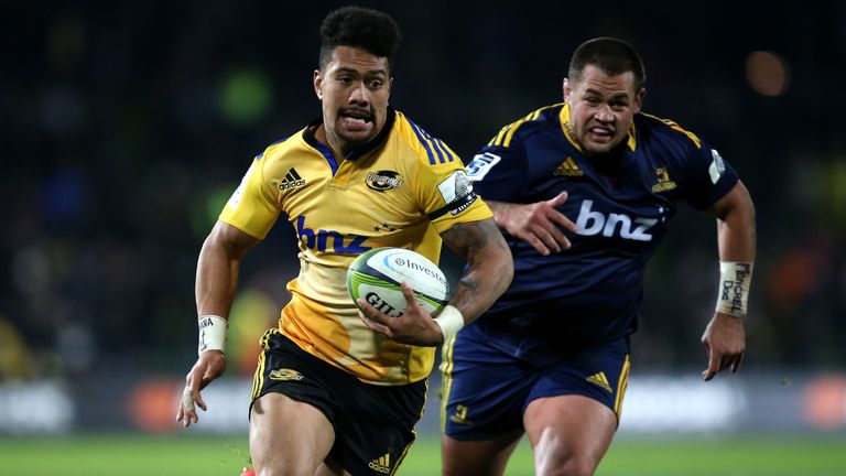  Ardie Savea attacks for the Hurricanes 