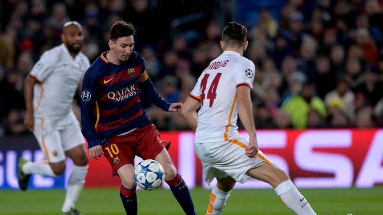 Barcelona's Lionel Messi (L) vies with Roma's Konstantinos Manolas during the Champions League Group E game at the Nou Camp
