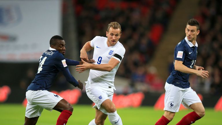 France's Blaise Matuidi and England's Harry Kane (centre) battle for the ball
