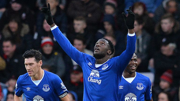 Everton's Belgian striker Romelu Lukaku (C) celebrates scoring his team's second goal 