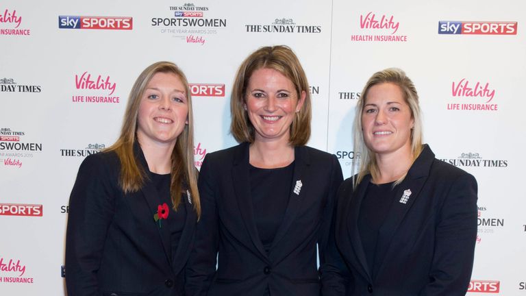 Charlotte Edwards flanked by Heather Knight (l) and Katherine Brunt (r)