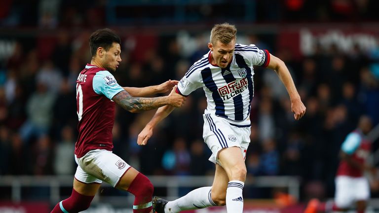 Darren Fletcher of West Brom evades West Ham's Mauro Zarate