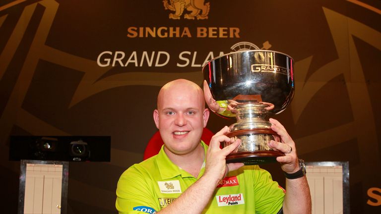 SINGHA Beer Grand Slam of Darts final between Michael van Gerwen and Phil Taylor. (Lawrence Lustig/PDC)