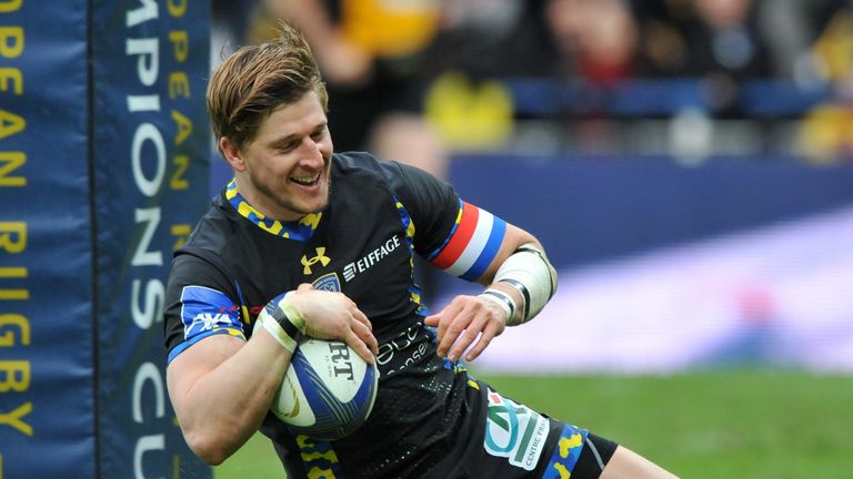 Clermont's English winger David Strettle scores a try during the European Rugby Champions Cup Clermont vs Ospreys at the Michelin stadium 