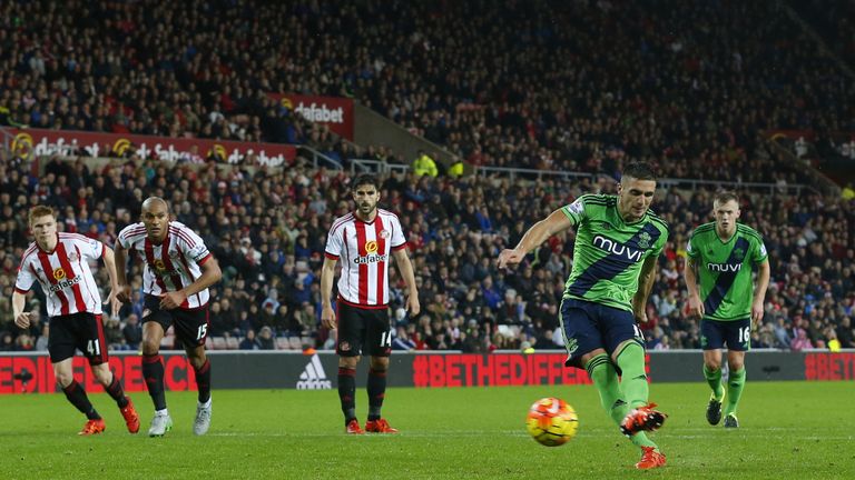 Southampton midfielder Dusan Tadic (2nd R) scores the opening goal from the penalty spot against Sunderland