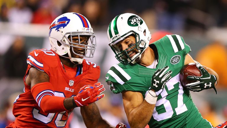 Eric Decker (R) of the New York Jets gets past Bacarri Rambo (L) of the Buffalo Bills for a fourth quarter touchdown