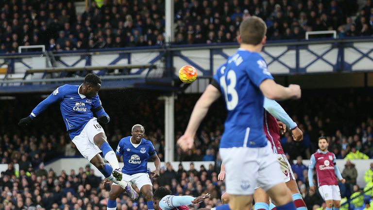 Romelu Lukaku heads home Everton's second goal of the game