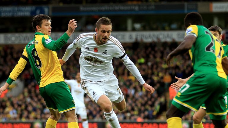 Gylfi Sigurdsson looks for a way past Jonny Howson