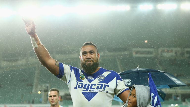 Frank Pritchard waves to the crowd after his final match for the Bulldogs 