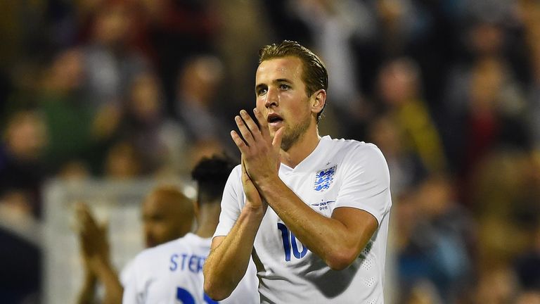 ALICANTE, SPAIN - NOVEMBER 13:  Harry Kane of England applauds the crowd after the international friendly match between Spain and England at Jose Rico Pere