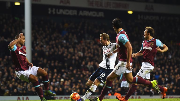 LONDON, ENGLAND - NOVEMBER 22: Harry Kane of Tottenham Hotspur scores his teams third goal during the Barclays Premier League match between Tottenham Hotsp