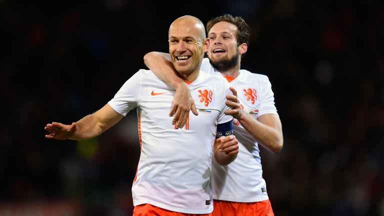  Netherlands players Arjen Robben (l) and Daley Bind celebrate the second Dutch goal during the friendly International match 