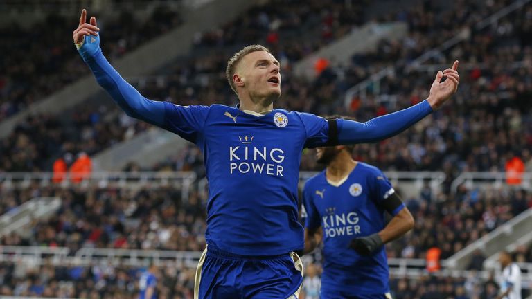 Leicester City's English striker Jamie Vardy (L) celebrates after scoring his team's first goal 