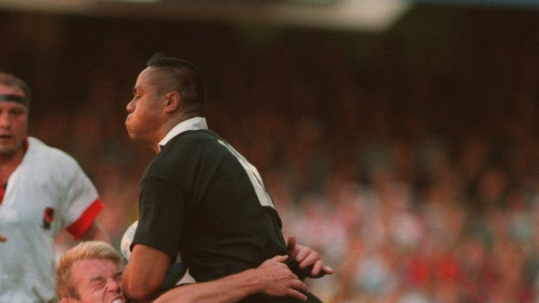 Tim Rodber tries to bring down Jonah Lomu