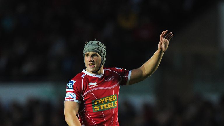 Jonathan Davies says he was humbled by the response by Scarlets fans after his move home was announced.