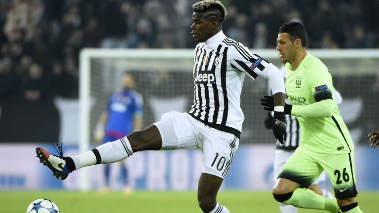 Juventus' midfielder from France Paul Pogba (L) vies with Manchester City's Argentinian defender Martin Demichelis