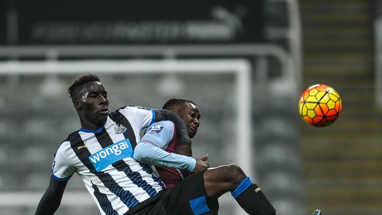  Massadio Haidara (L) of Newcastle controls the ball whilst being challenged by Rushian Hepburn-Murphy (R) of Aston villa 