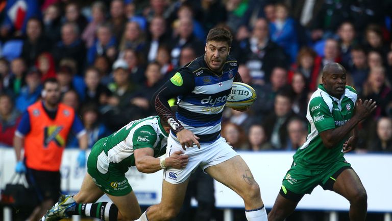 Bath's Matt Banahan breaks the London Irish defence