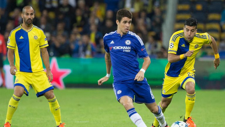 Chelsea midfielder Oscar (C) dribbles the ball