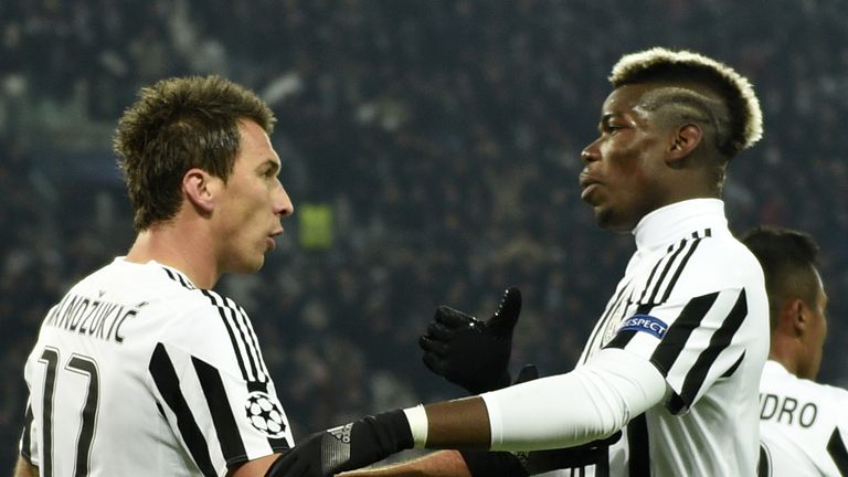 Juventus forward Mario Mandzukic (L) celebrates with  Paul Pogba 