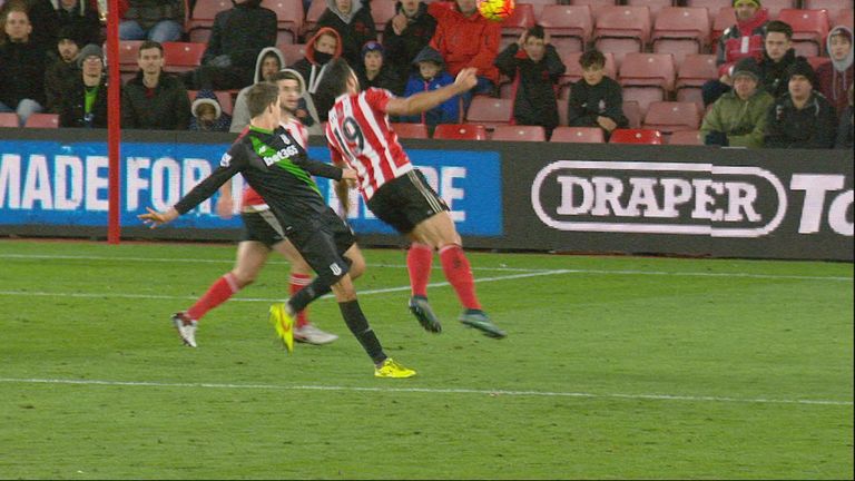Graziano Pelle (r) goes down under a challenge from Philipp Wollscheid.