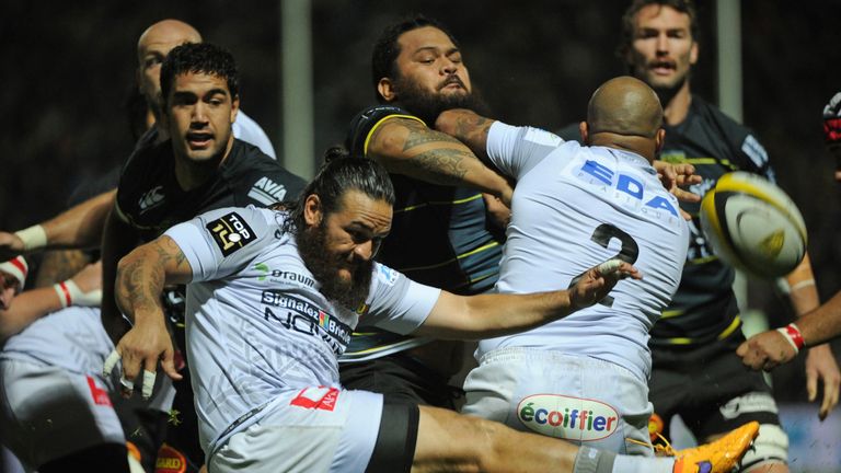 Oyonnax' New Zealand scrumhalf Piri Weepu (C) kicks the ball during the French Top 14 rugby union match La Rochelle   