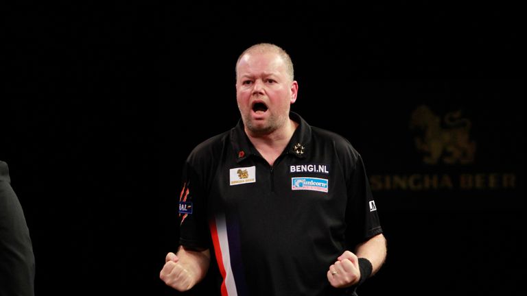RAYMOND VAN BARNEVELD V LARRY BUTLER.RAYMOND VAN BARNEVELD IN ACTION