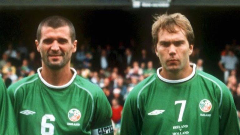 Roy Keane and Jason McAteer playing for Repuvblif of Ireland in 2001