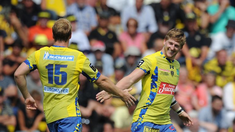 Clermont Auvergne's David Strettle (right) celebrates a try with Nick Abendanon