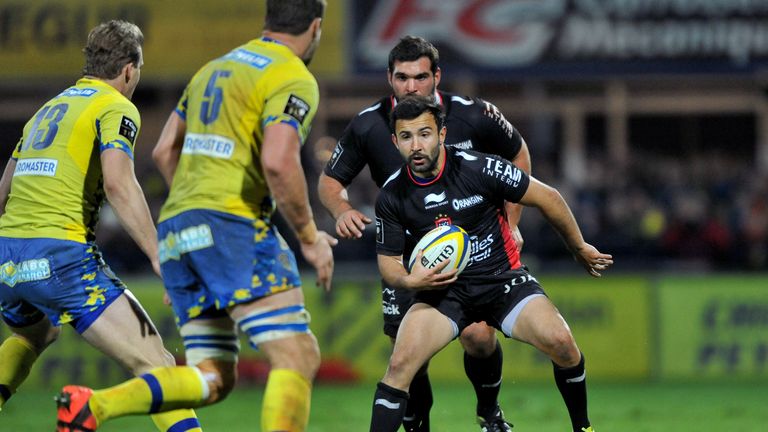 Toulon scrum-half Eric Escande runs with the ball against Clermont